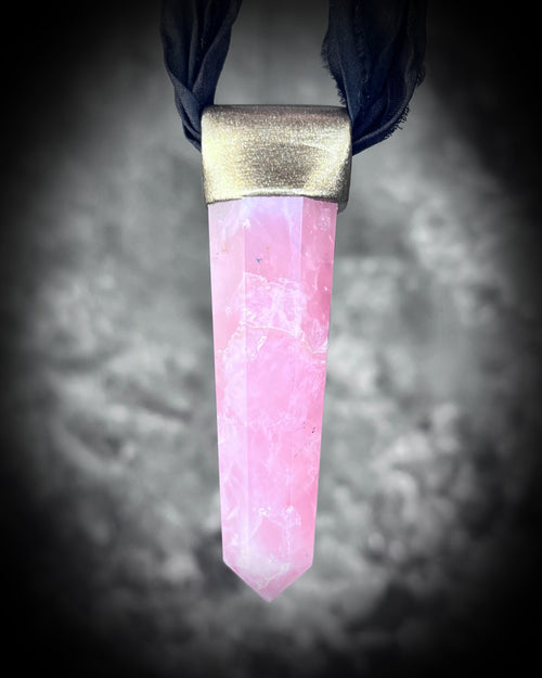 Rose Quartz Healing Crystal Necklace – A heartfelt gift that fosters self-love and emotional wellness, perfect for giving peace and joy this holiday season.